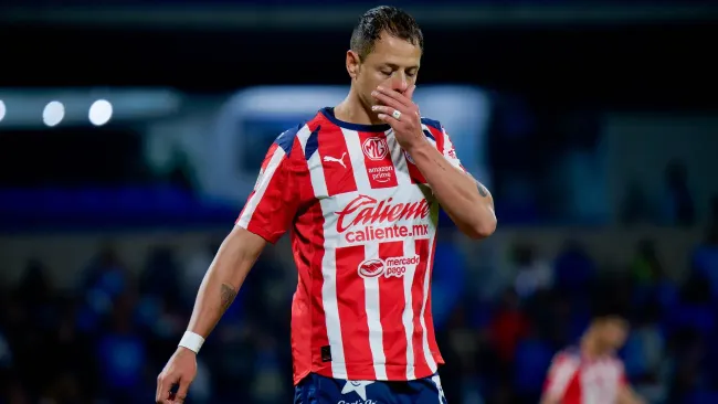 Afición de Chivas critica la decisión de asignar el penal a Javier Hernández