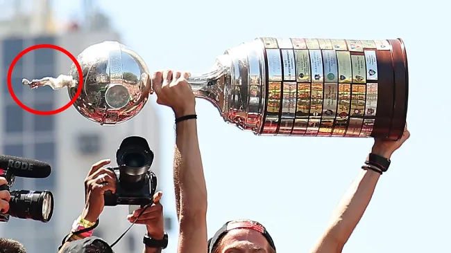 ¡A lo Sergio Ramos! Flamengo rompe trofeo de Copa Libertadores. Noticias en tiempo real
