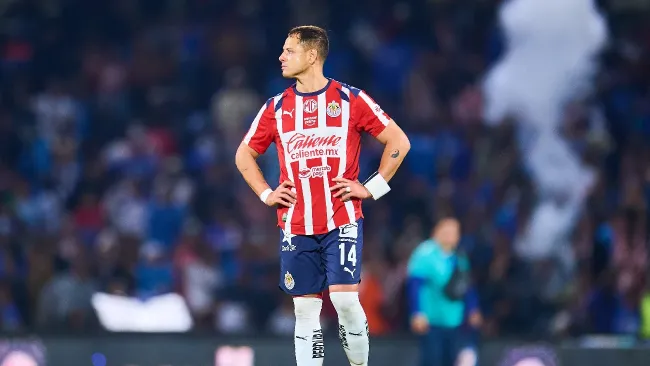 Histórico exjugador de Chivas defiende a Chicharito Hernández tras penal fallado