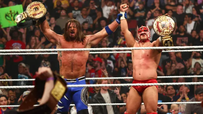 ¡Dragón Fenomenal! AJ Styles y Dragon Lee retuvieron los campeonatos mundiales en pareja en Raw. Noticias en tiempo real