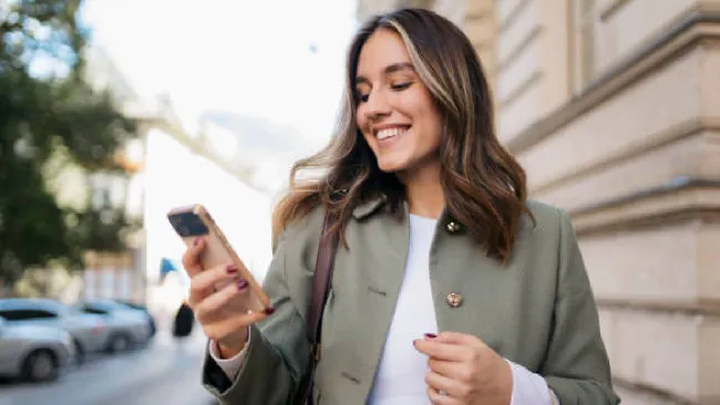 Por qué está de moda usar el celular sin funda y qué tan seguro es hacerlo