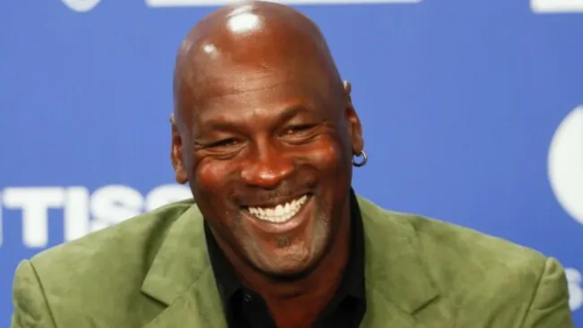 Michael Jordan critica la falta de pasión y la distracción comercial en la NBA actual            "Air" Jordan cuestionó que los jugadores de hoy no disputen todos los partidos      DavidT