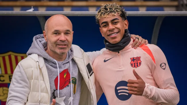 ¡Nostalgia! Andrés Iniesta sorprende y visita entrenamiento del Barcelona. Noticias en tiempo real