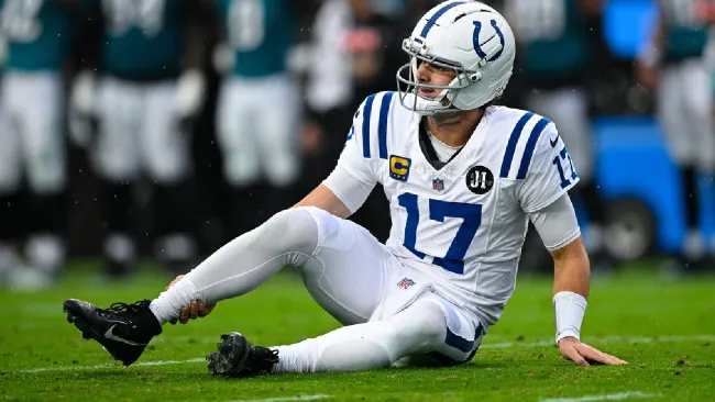 Daniel Jones sale lesionado en la derrota ante los Jaguars