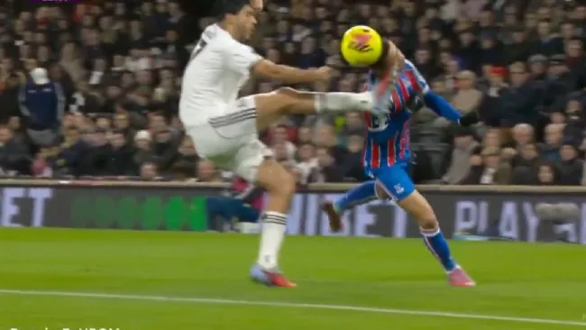 Raúl Jiménez lanza tremenda patada a rival