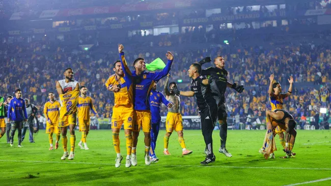 Jugadores de Tigres celebran tras el pase a la Final
