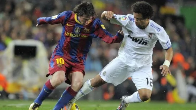 Marcelo enfrentando a Messi