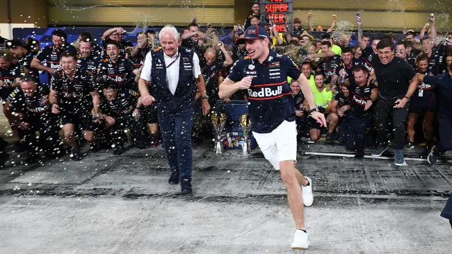 Marko y Verstappen, tras el GP de Abu Dhabi