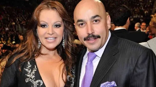 Lupillo Rivera publica fotos inéditas del día en que recibieron los restos de Jenni Rivera