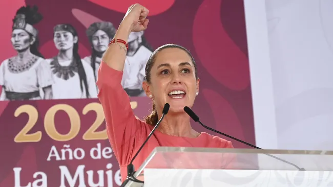 Sheinbaum entra al top 5 mundial de mujeres más poderosas en 2025. Noticias en tiempo real