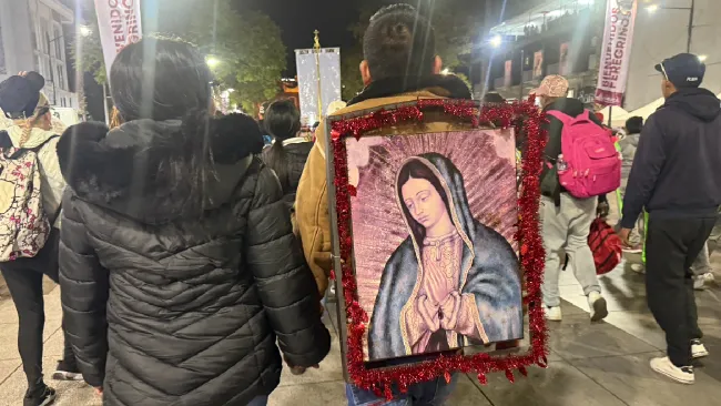 La fe de los mexicanos se desborda en las inmediaciones del centro religioso.