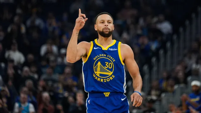 Stephen Curry hace tiro 'de otro planeta' y encesta desde el túnel rumbo al vestidor