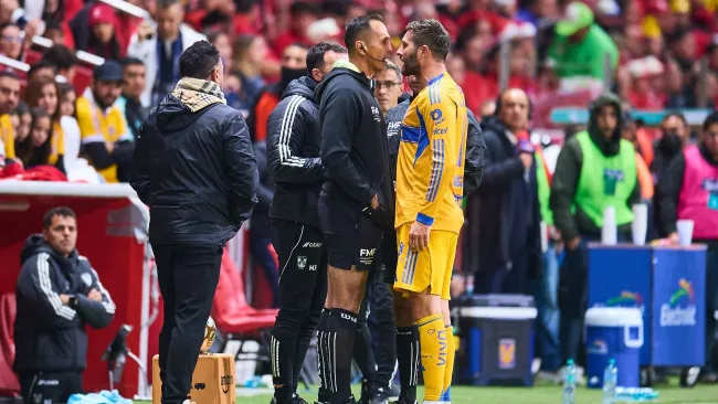 Gignac se olvidó del partido para reclamarle al cuarto árbitro
