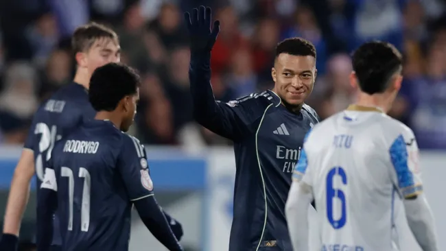 Real Madrid sufre para vencer con polémica arbitral incluida al Talavera en Copa del Rey