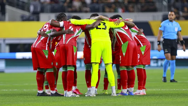 Surinam confía su futuro mundialista a un técnico con pasado en Barcelona y Chelsea