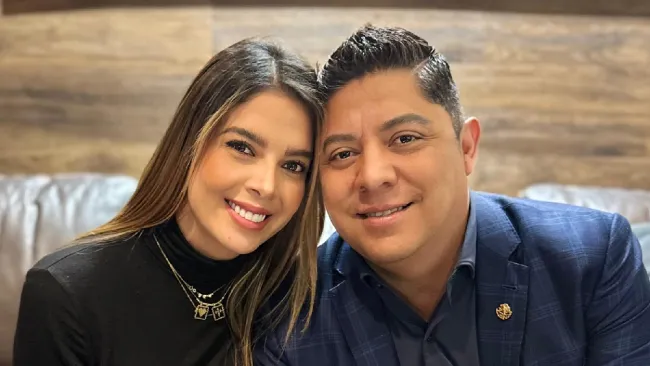 Acusan al gobernador Ricardo Gallardo de cambiar las leyes para favorecer a su esposa Ruth González.