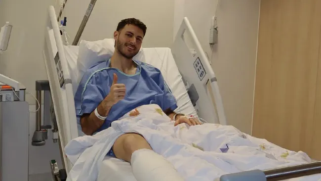 Santiago Giménez reaparece con mensaje en redes tras su operación de tobillo