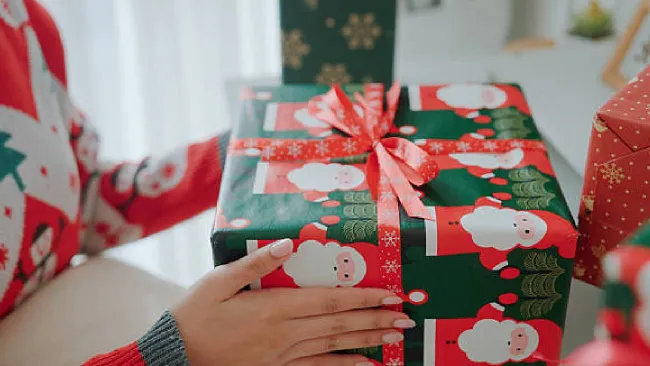 ¿Aún no envuelves tus regalos? En CDMX lo hacen GRATIS y con papel reciclado