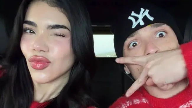 Peso Pluma y Kenia Os celebran la Navidad regalando juguetes en Estados Unidos