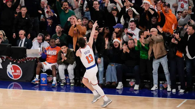 Tyler Kolek, de los Knicks de Nueva York, festeja su enceste de tres puntos ante los Cavaliers