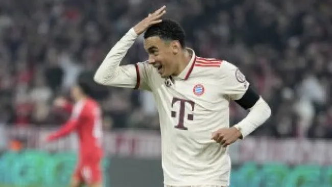 Musiala recrea icónica escena de película 