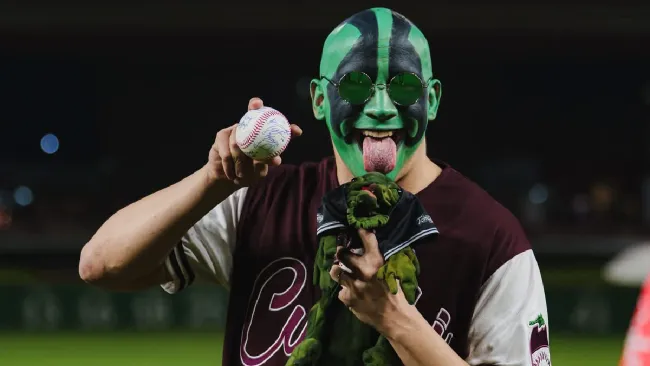 Mr. Iguana protagonizó el lanzamiento de la primera bola