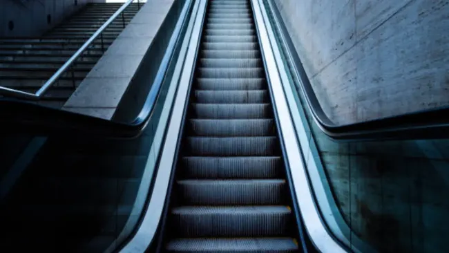 Niño pierde un dedo del pie tras accidente en escalera eléctrica del WTC en CDMX