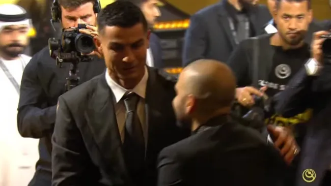 Cristiano Ronaldo y Dani Alves: El reencuentro que paralizó los Globe Soccer Awards