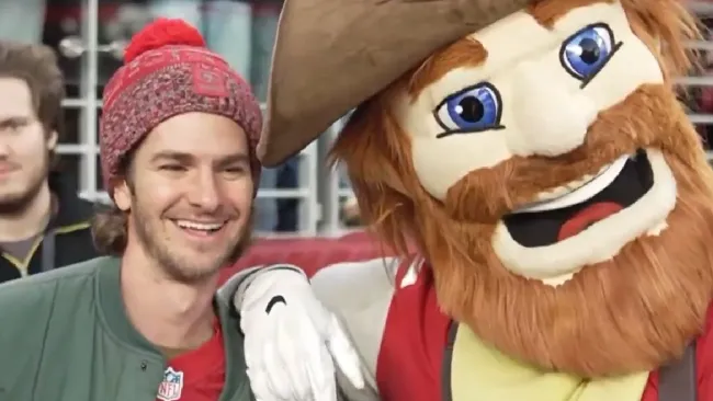 Tu amigable vecino… ¿Sourdough Sam? Andrew Garfield y su encuentro con la mascota de los Niners