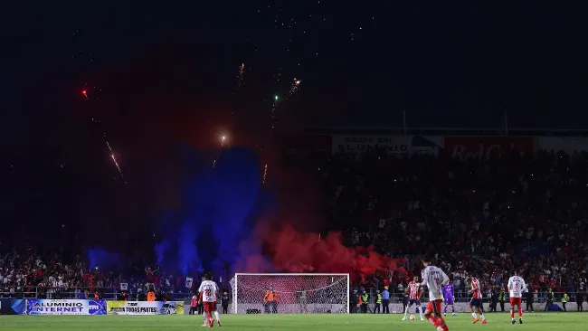 Camión de aficionados de Chivas fue agredido