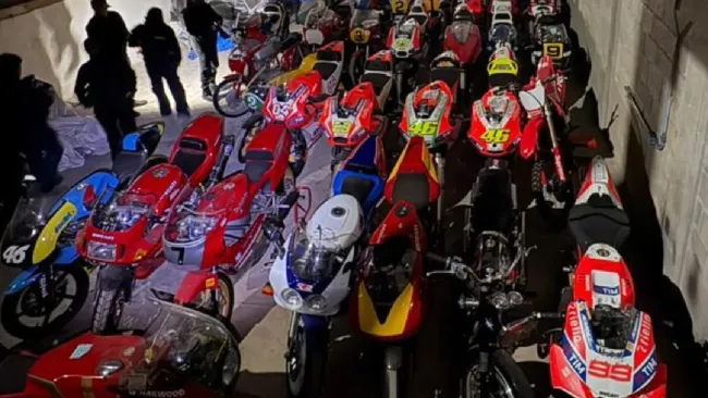 Descubren a exatleta con motos