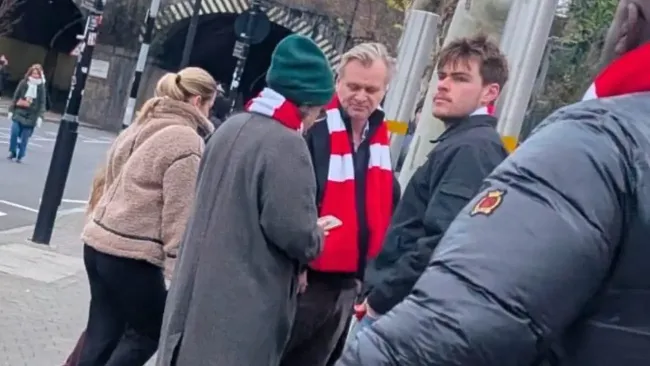 ¡Es cine! Cristopher Nolan fue captado con bufanda del Arsenal en Emirates Stadium 