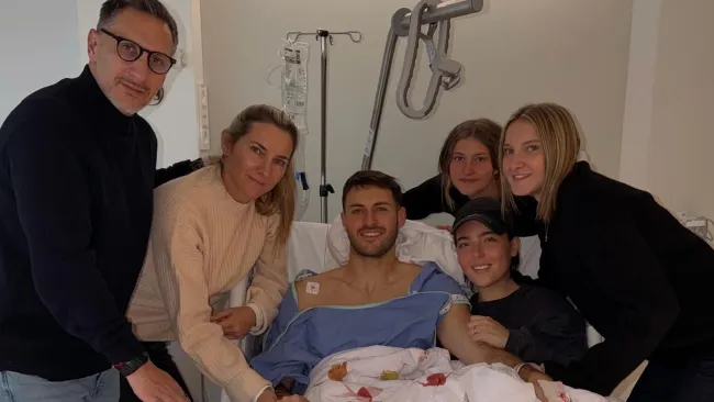 Hermana de Santiago Giménez se burla de su lesión