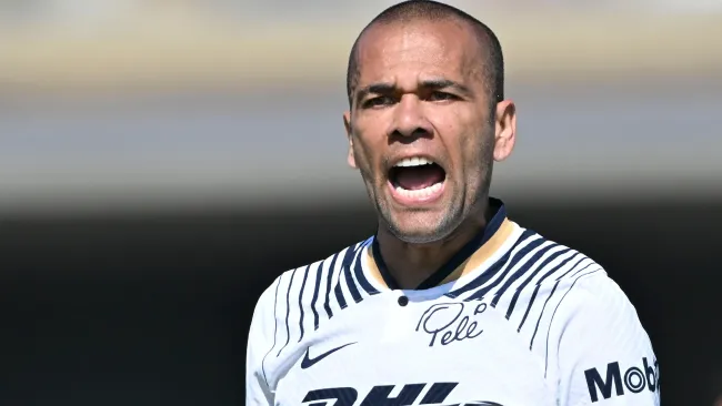 Alves está de regreso en el futbol
