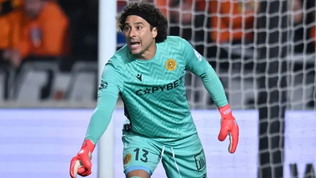 Ochoa tendrá partidos oficiales en un año más de su carrera