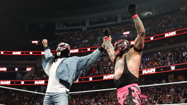 Penta y Rey Mysterio en el último Raw del 2025