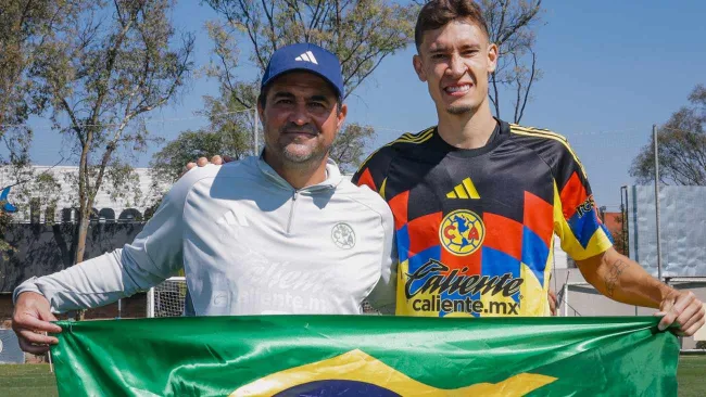 Jardine y Dourado, con la bandera de Brasil