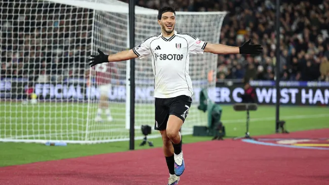 ‘Todos saben el gran delantero que es’, Raúl Jiménez se lleva los elogios de figura del Liverpool