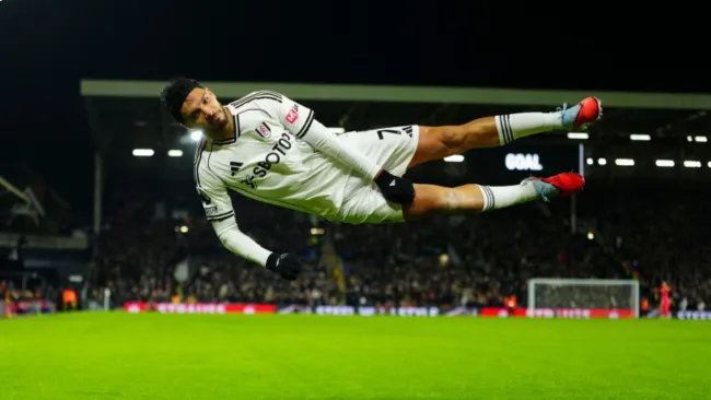 ¡De lujo! Así fue el golazo de Raúl Jiménez con icónico festejo en triunfo del Fulham ante el Chelsea