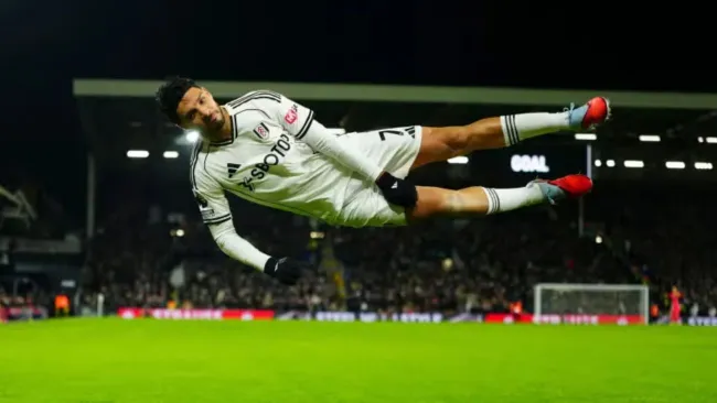 Raúl Jiménez y su festejo fueron reconocidos por el dueño del Fulham