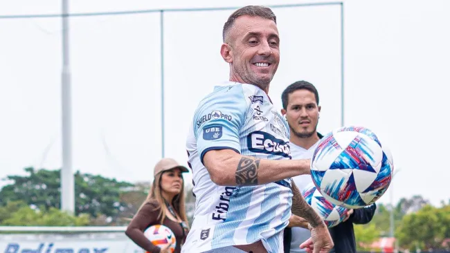 El jugador argentino hizo el oso durante su presentación con su nuevo equipo
