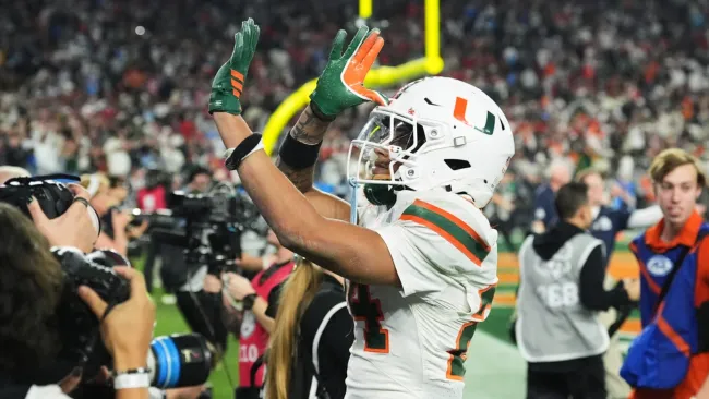Hurricanes vencen a Mississippi en emocionante semifinal del College Football Playoff