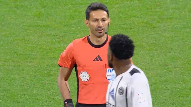 ¡Insólito! Futbolista escupe al árbitro y es obligado a regresar a la cancha para ser expulsado