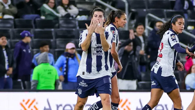 Lucía García conduce goleada de Rayadas