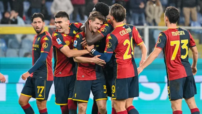 Genoa de Johan Vásquez golea a Cagliari y se alejan de la zona de descenso