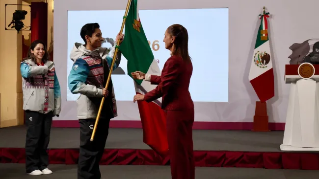 Presidenta Claudia Sheinbaum realiza primer abanderamiento presidencial para Juegos de Olímpicos de Invierno