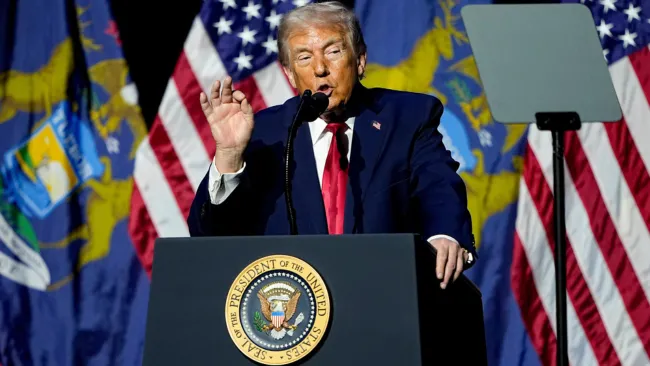 Desde una planta de Ford en Michigan, el mandatario defendió lo hecho en USA.