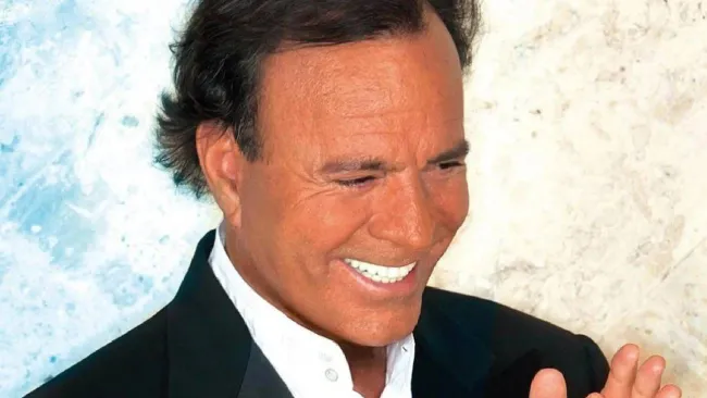 Julio Iglesias enfrenta presunto caso de abuso: “Me sentía un objeto”