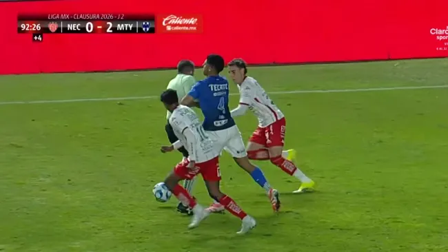 El 'Curro' se llevó un golpazo del defensor rayado