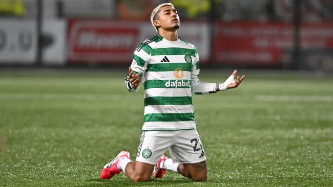 Julián Araujo titular en victoria del Celtic sobre Falkirk